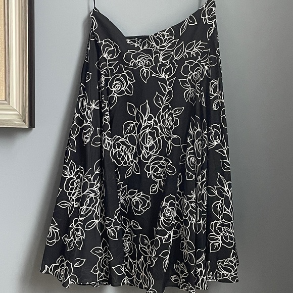 Jones New York Dresses & Skirts - Jones New York Signature Black and White Floral Skirt